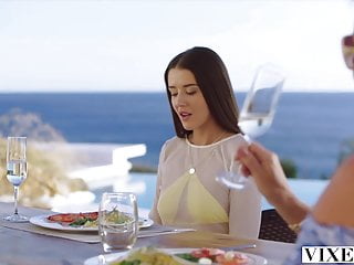 Evli Çift BAKICI Güzel Kızı Yurt Dışında Sikişlerine Dahil Ediyor